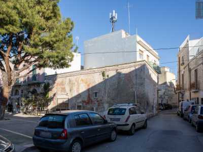 I due ci fanno subito notare basso edificio in stato di abbandono, con la facciata rossa scorticata e una serranda semi arrugginita. �Non sembra, ma questo era il fianco occidentale del castello�, afferma Vito